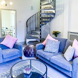 https://stay-in-the-heart-of-bishy-road-at-the-vines-with-free-parking.yorkshirehotels.net